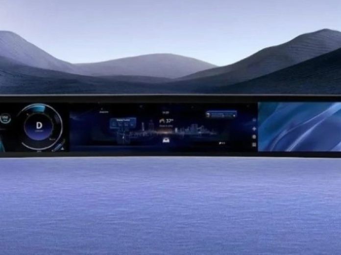 TCL 47,5" Kavisli Otomotiv Ekranını Tanıttı