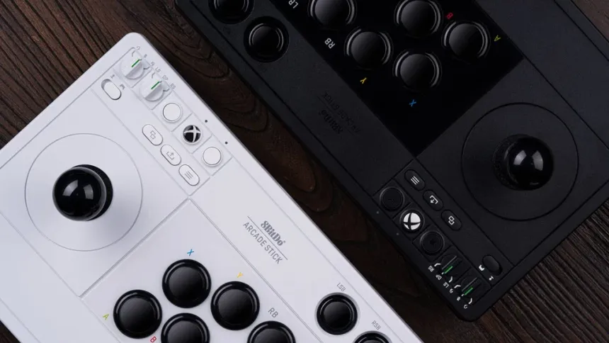 8BitDo'nun Xbox Lisanslı Arcade Çubuğu