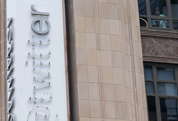 Twitter Tabelası Kaldırılırken Polis Müdahale Etti