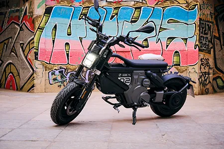BMW Motorrad Yeni Fütüristik CE 02'yi Tanıttı