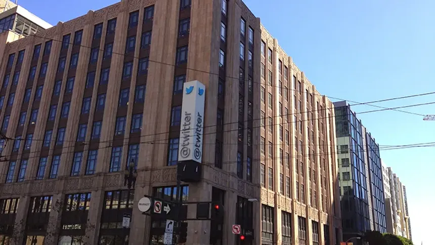 Twitter Tabelası Kaldırılırken Polis Müdahale Etti