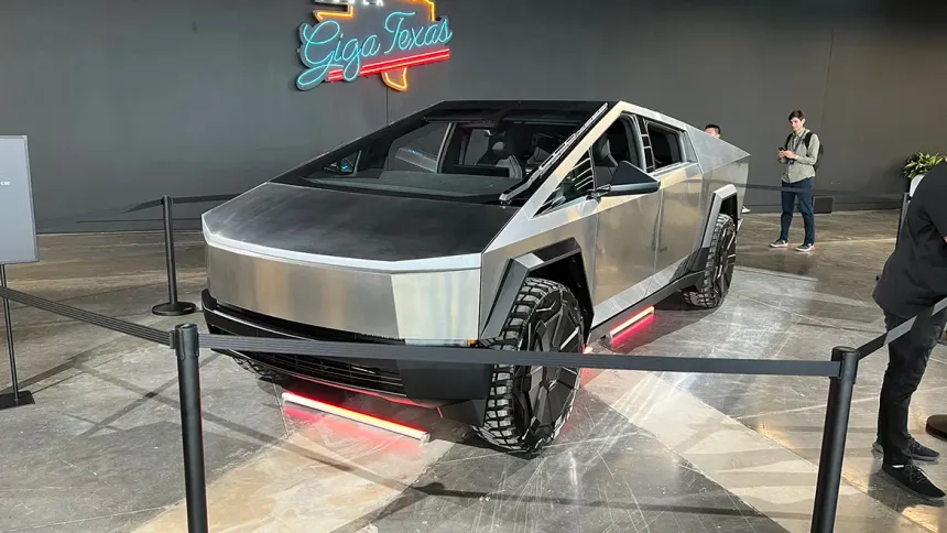 Tesla, Teksas'taki Fabrikasında İlk Cybertruck'ını Üretti