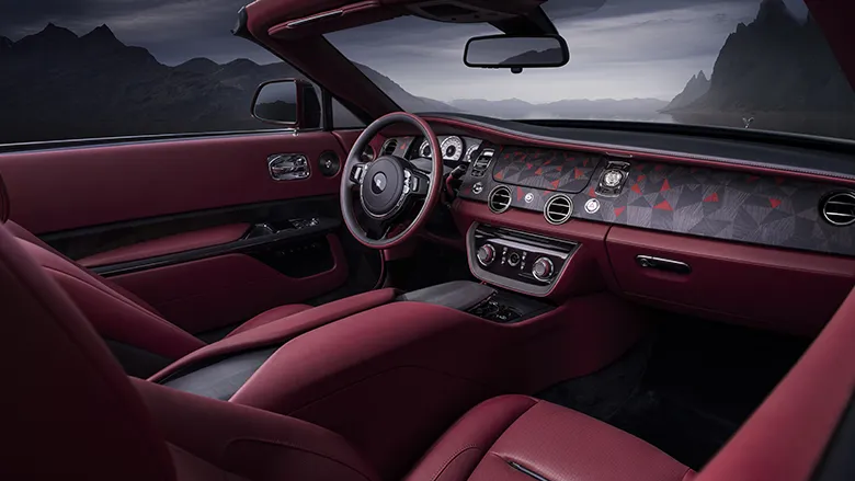 Rolls-Royce, 'La Rose Noire' Otomobilini Tanıttı