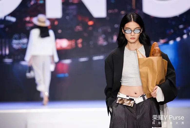 Honor, Çin'de Honor V Purse’ü Tanıttı
