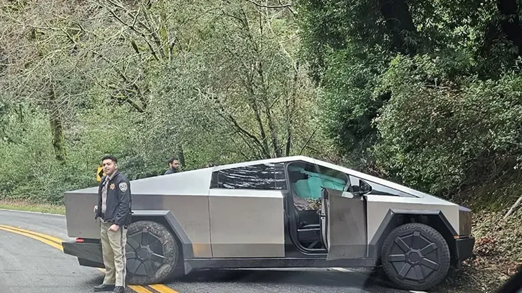 Tesla Cybertruck'ın İlk Kazası Toyota Corolla'yla Oldu