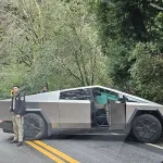 Tesla Cybertruck'ın İlk Kazası Toyota Corolla'yla Oldu