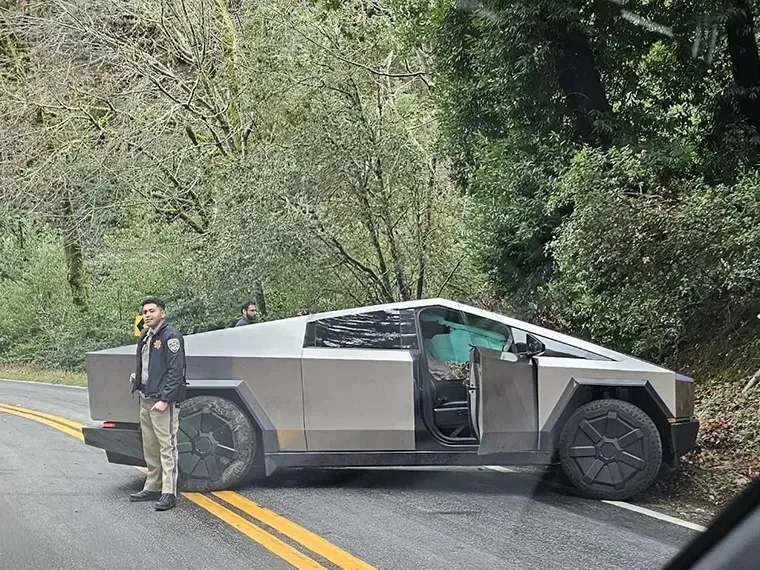 Tesla Cybertruck'ın İlk Kazası Toyota Corolla'yla Oldu