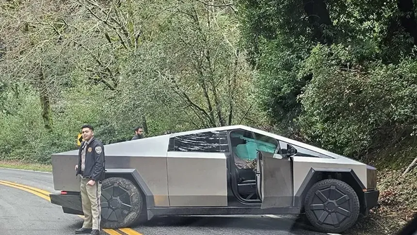 Tesla Cybertruck'ın İlk Kazası Toyota Corolla'yla Oldu
