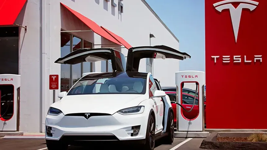 Tesla, Geri Vites Kamerası Sorunu Nedeniyle 200 Bin Aracını Geri Çağırıyor