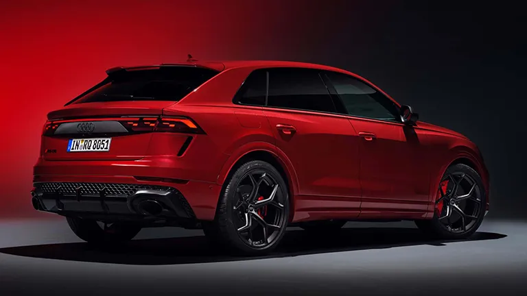 Hem gücü hem de hızıyla dikkat çeken yeni Audi RS Q8 ve Performance paketi tanıtıldı.