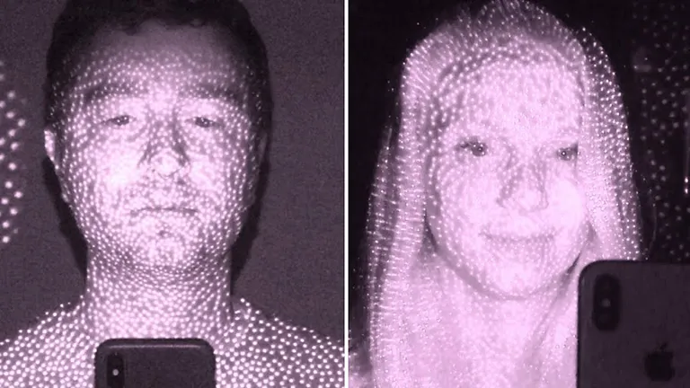 iPhone Kameraları İzinsiz Fotoğrafımızı Mı Çekiyor?