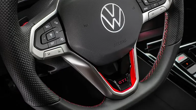 Volkswagen'ın Yeni Golf Modeli Türkiye'ye Geldi: Fiyatı da Belli Oldu!