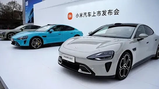Ford'un CEO'su Xiaomi'nin Elektrikli Aracını Kullanıyor