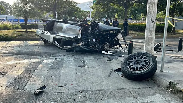 Tesla Cybertruck Kaza Sonrası Paramparça Oldu!