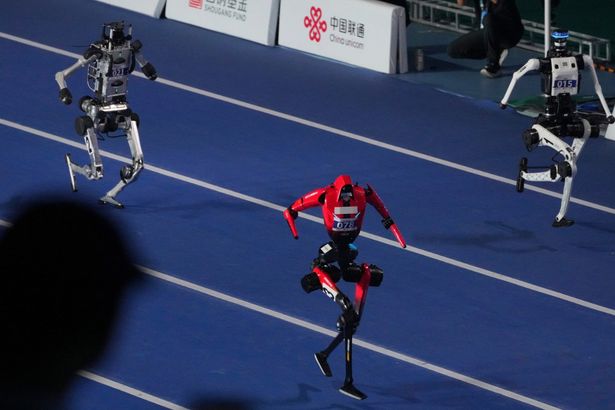 Çin'deki Robot Olimpiyatları'nda insansı robotlar üç dünya rekorunu geçti