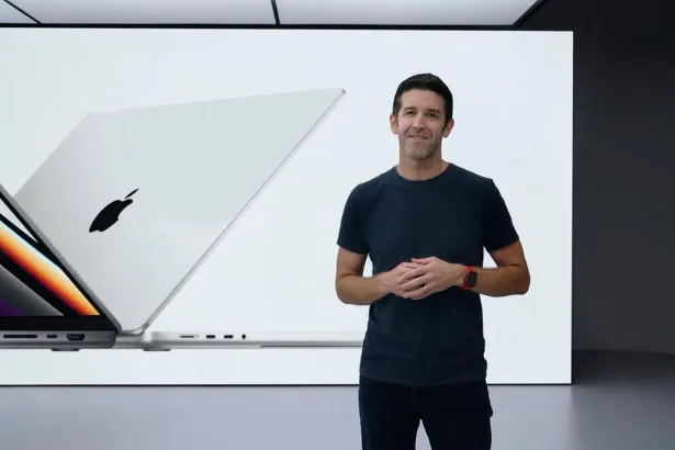 Tim Cook’un 15 yıllık Apple CEO’luğu sona erdi, görevi John Ternus devraldı