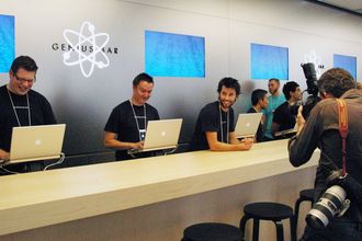 Apple Store’larda Genius Bar geri dönüyor, dev video duvarları kaldırılıyor