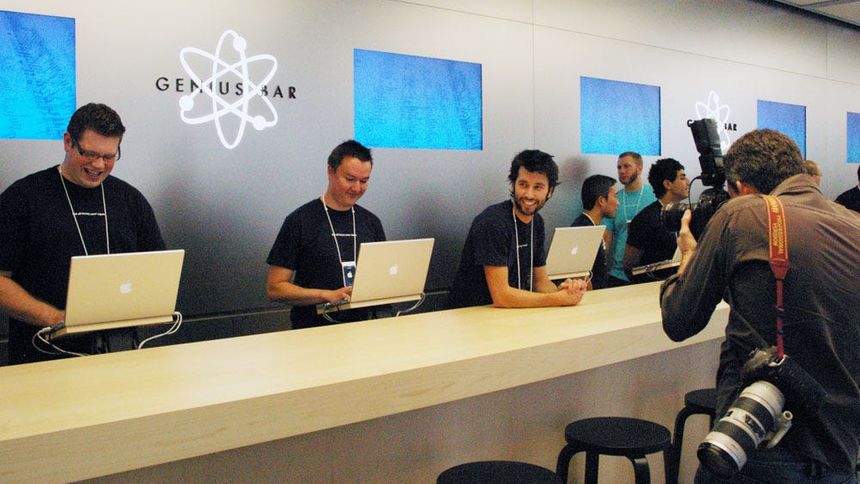 Apple Store’larda Genius Bar geri dönüyor, dev video duvarları kaldırılıyor