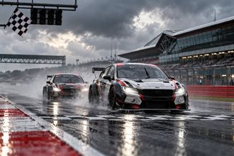 Moffat’ın Silverstone zaferi geri geldi, Sutton şampiyonluğu bir puanla kaçırdı
