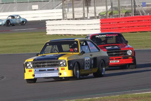 Nick ve Harry Whale, Silverstone Super Sprint'te Ford Escort ile kazandı