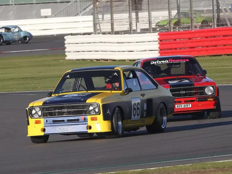 Nick ve Harry Whale, Silverstone Super Sprint'te Ford Escort ile kazandı