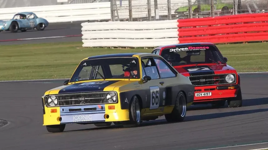 Nick ve Harry Whale, Silverstone Super Sprint'te Ford Escort ile kazandı