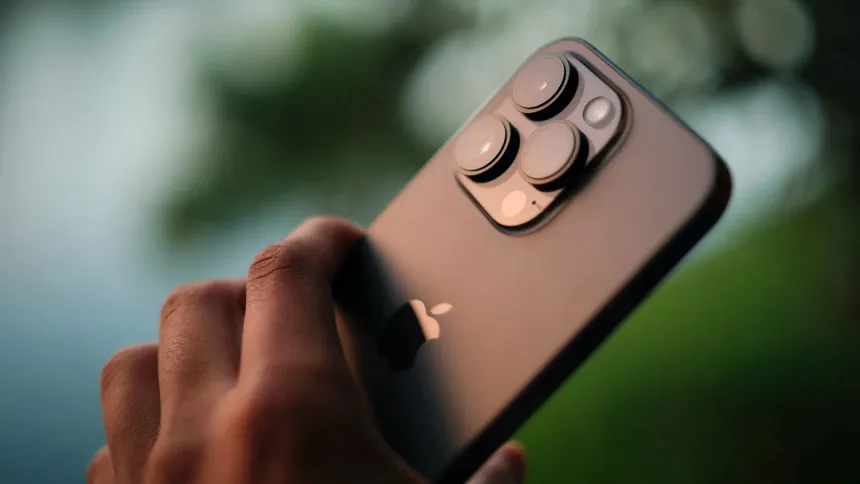iPhone 15 Pro Max'in Kamera ve Ekran Teknolojisi