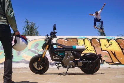 BMW Motorrad Yeni Fütüristik CE 02'yi Tanıttı