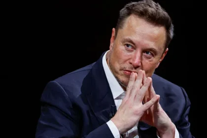 Elon Musk, Dalga Geçiyor 'Karanlık Mod İptal' Dedi