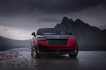 Rolls-Royce, 'La Rose Noire' Otomobilini Tanıttı