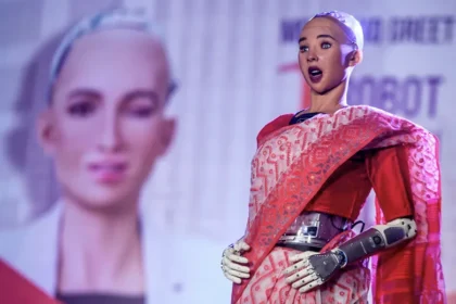 Dünyada Vatandaşlığı Kabul Edilen İlk Robot Sophia Mevzular Açık Mikrofon'a Konuk Olacak!