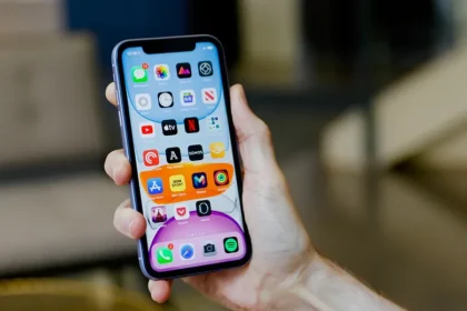 Apple, iPhone İçin ''Gizlilik Ekranı'' Teknolojisi Üzerinde Çalışıyor