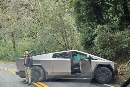 Tesla Cybertruck'ın İlk Kazası Toyota Corolla'yla Oldu