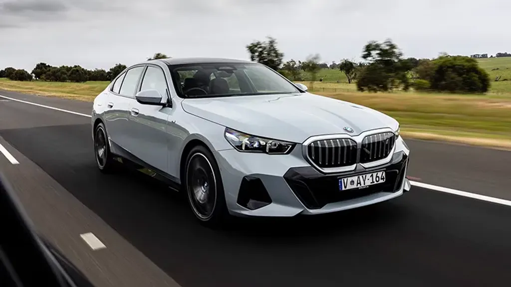 BMW, Yol Tutan İnsanları Düşündü: Otomobil Tavanına Ekranlar Geliyor