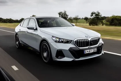 BMW, Yol Tutan İnsanları Düşündü: Otomobil Tavanına Ekranlar Geliyor