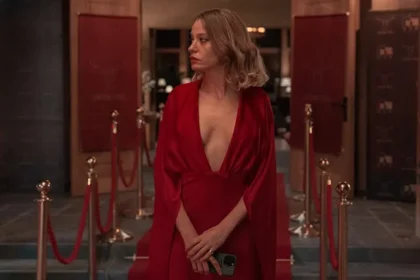 Serenay Sarıkaya'nın Yeni Netflix Dizisi "Kimler Geldi Kimler Geçti" 9 Mayıs'ta İzleyiciyle Buluşacak