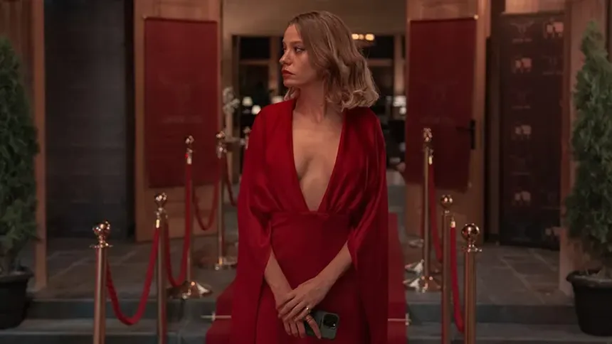 Serenay Sarıkaya'nın Yeni Netflix Dizisi "Kimler Geldi Kimler Geçti" 9 Mayıs'ta İzleyiciyle Buluşacak
