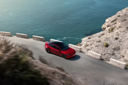 Tesla, Yeni Model 3 Performance’ı Tanıttı! İşte Fiyatı ve Özellikleri