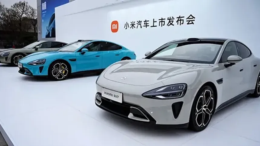 Ford'un CEO'su Xiaomi'nin Elektrikli Aracını Kullanıyor