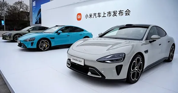 Ford'un CEO'su Xiaomi'nin Elektrikli Aracını Kullanıyor