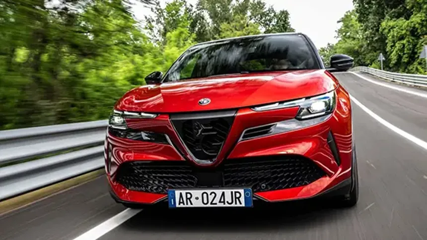 Alfa Romeo Junior'ın Hibrit ve Elektrikli Versiyonları Türkiye'ye Geldi