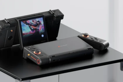 Dünyanın İlk Çift Ekranlı ve Katlanabilir Yeni Nesil El Konsolu Tanıtıldı